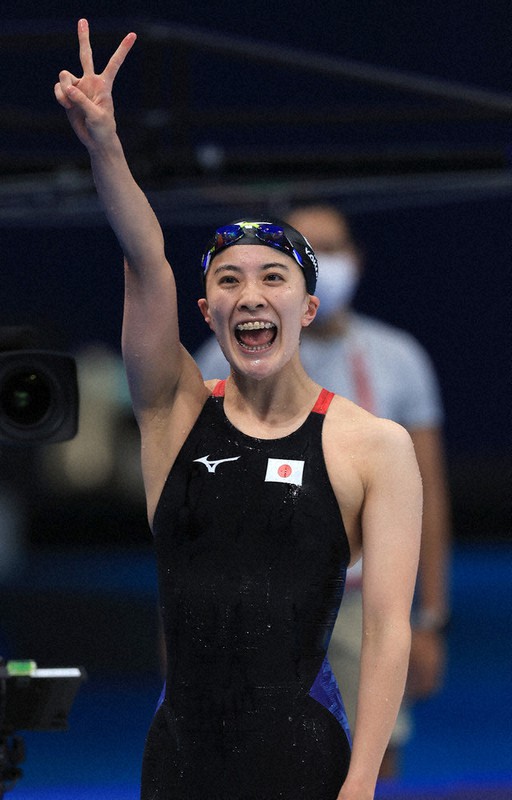 女子200メートル個人メドレーで優勝して喜ぶ大橋悠依=東京アクアティクスセンターで2021年7月28日、梅村直承撮影