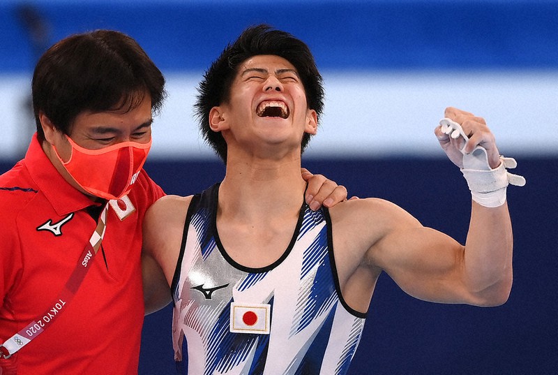 男子個人総合決勝、鉄棒の演技後に歓喜する橋本大輝(右)=有明体操競技場で2021年7月28日、久保玲撮影