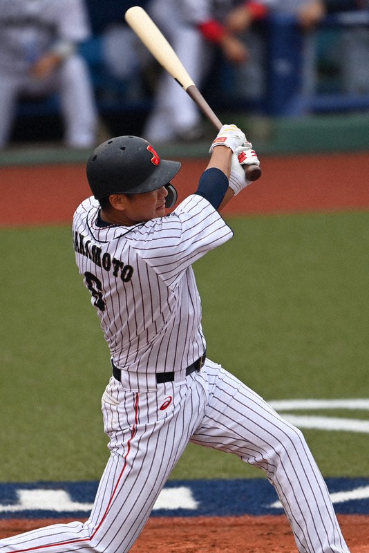 【日本-ドミニカ共和国】九回裏日本1死満塁、坂本勇人が中越えのサヨナラ適時打を放つ=福島県営あづま球場で2021年7月28日、大西岳彦撮影