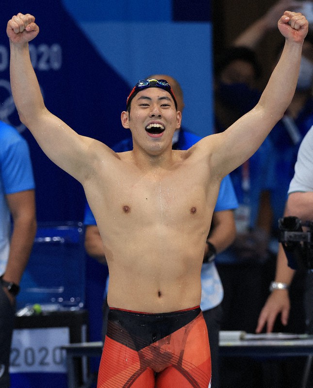 男子200メートルバタフライで2位となって喜ぶ本多灯=東京アクアティクスセンターで2021年7月28日午前10時55分、梅村直承撮影