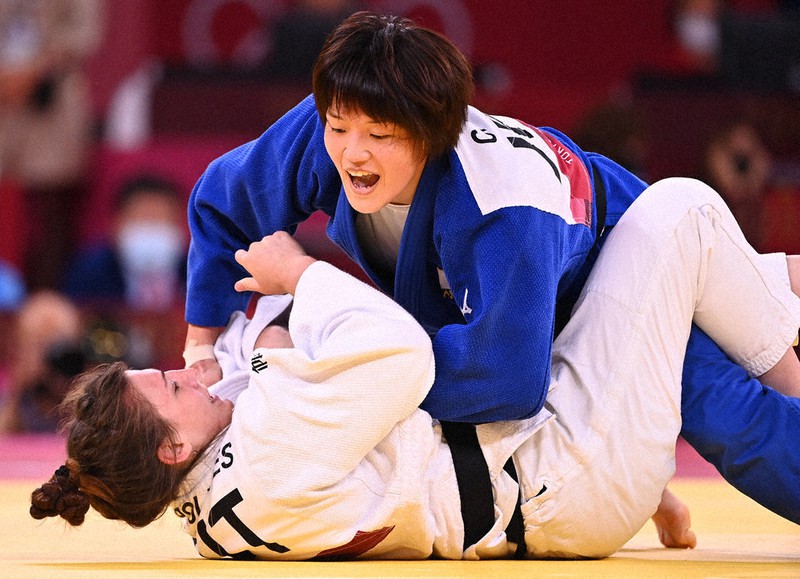 柔道女子70キロ級決勝、オーストリアのミヒャエラ・ポレレス(下)を攻める新井千鶴=日本武道館で2021年7月28日、徳野仁子撮影