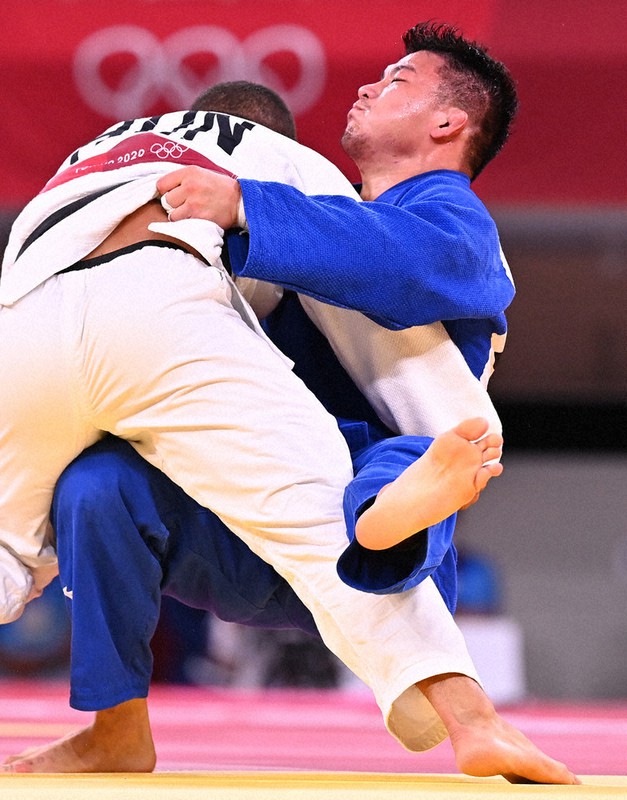 柔道男子90キロ級3回戦、延長の末に大内刈りで一本を取られる向翔一郎(右)=日本武道館で2021年7月28日、徳野仁子撮影