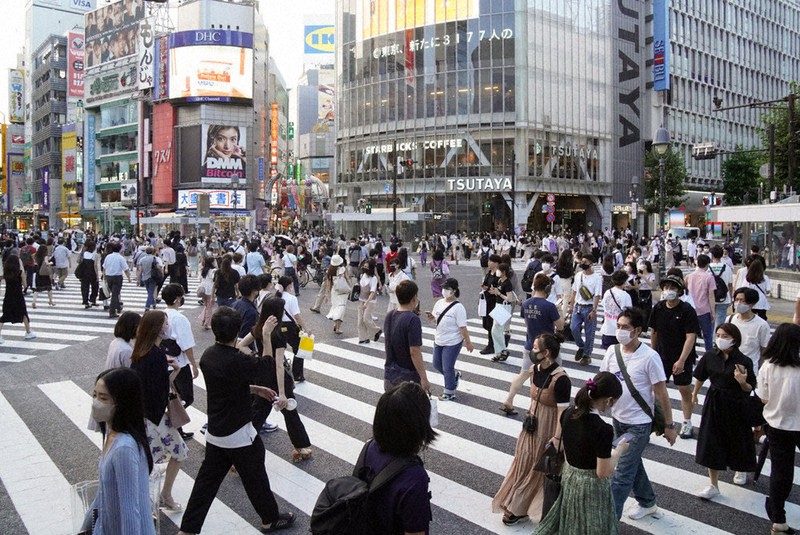 東京都内で新型コロナウイルスの1日あたりの感染者が初めて3000人を超えた28日、渋谷のスクランブル交差点を行き交う多くの人たち=東京都渋谷区で2021年7月28日午後5時8分、後藤由耶撮影