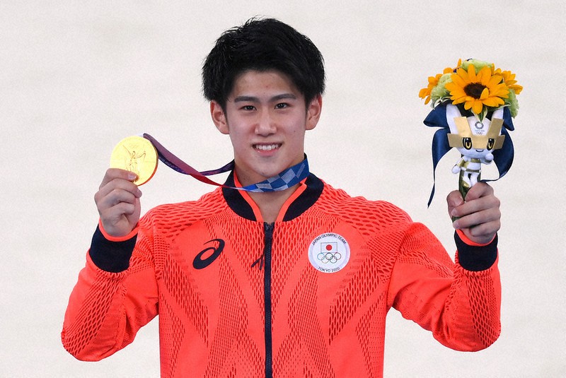 体操男子個人総合決勝で優勝し、表彰式でメダルを掲げる橋本大輝選手=有明体操競技場で2021年7月28日、久保玲撮影