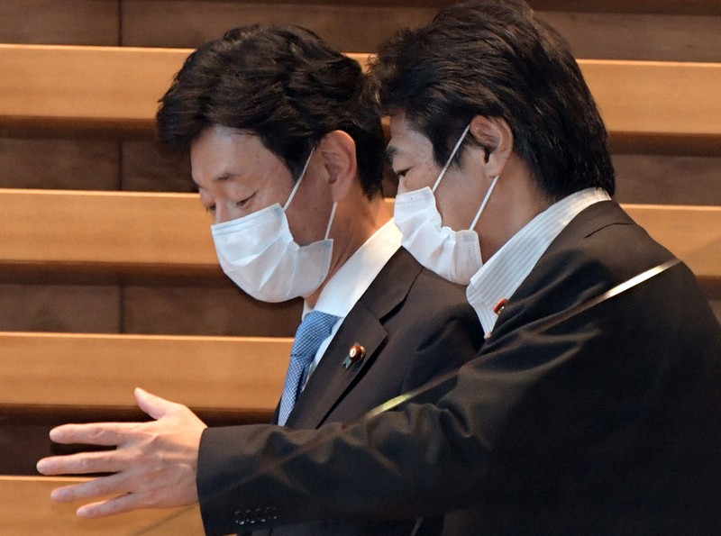 新型コロナウイルス感染症対策の関係閣僚会合を終え、言葉を交わしながら首相官邸を出る田村憲久厚生労働相(右)と西村康稔経済再生担当相=首相官邸で2021年7月29日午後6時13分、竹内幹撮影