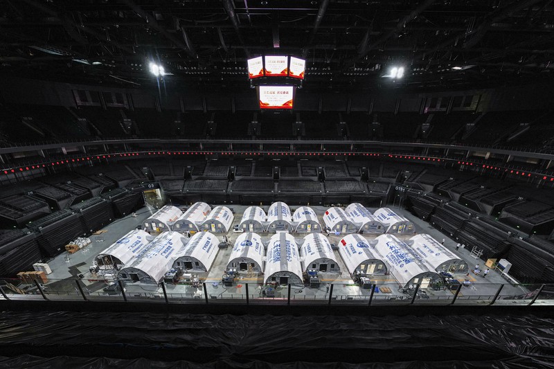 中国江蘇省南京市のスポーツスタジアムに設けられた仮設の新型コロナ検査所=2021年7月27日、新華社AP
