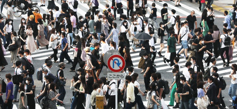 渋谷スクランブル交差点を行き交う大勢の人たち=東京都渋谷区で2021年7月28日午後5時56分、小出洋平撮影