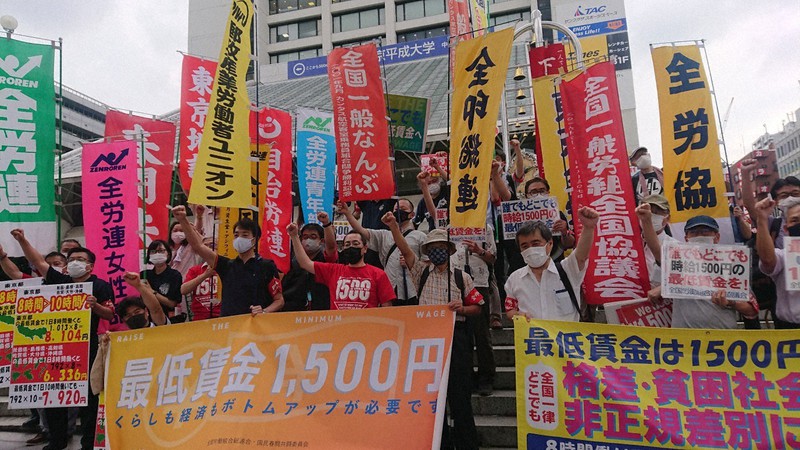 最低賃金改定の目安額が審議されている施設の前で「全国一律1500円」などと最低賃金の引き上げを訴える労働組合関係者＝東京都中野区で2021年7月13日午後2時、東海林智撮影