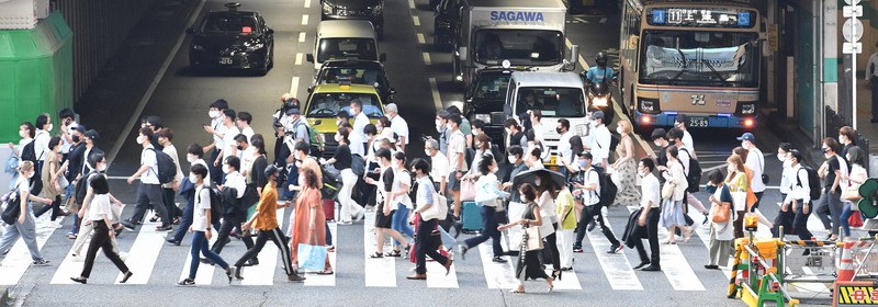 3月と同程度にまで増えている大阪・梅田の人の流れ=大阪市北区で2021年7月29日午後5時24分、望月亮一撮影