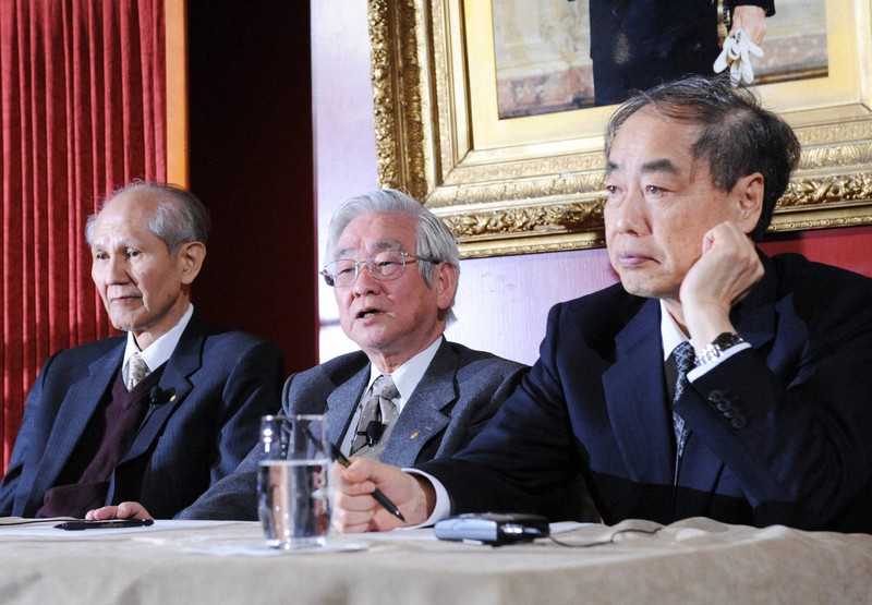 記者会見に臨む(左から)下村脩さん、益川敏英さん、小林誠さん=スウェーデン・ストックホルムで2008年12月9日午後2時5分、北村隆夫撮影