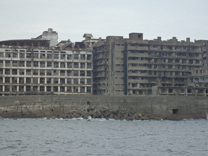 舞台をゆく 小説 海と月の迷路 長崎 端島 朽ちゆく建物 繁栄伝え 毎日新聞