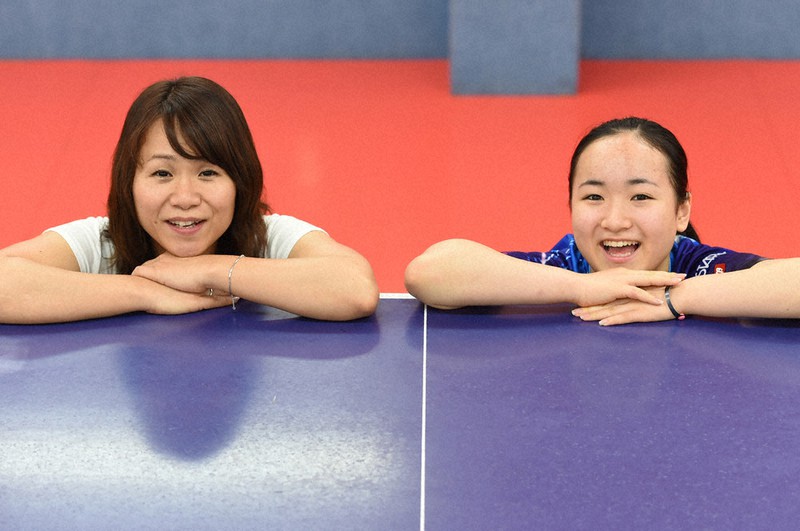 リオデジャネイロ五輪の1年前、笑顔でポーズを取る伊藤美誠選手(右)と母伊藤美乃りさん=大阪市北区で2015年7月、久保玲撮影