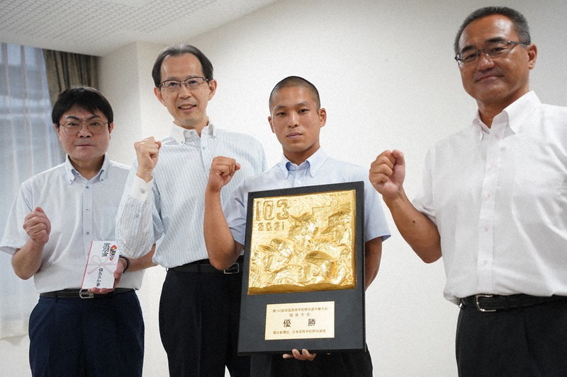 内堀雅雄知事(左から2人目)を表敬訪問した(右から)宗像忠典監督、松川侑矢主将、佐々木稔校長=福島県庁で2021年7月29日、玉城達郎撮影