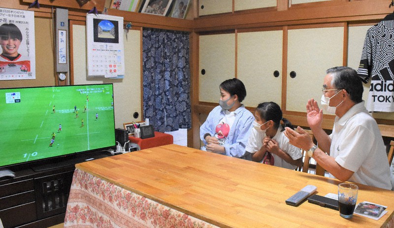 原選手の試合を見守る(左から)花実さんと実里さん、北見さん=新潟市内で2021年7月29日午前10時23分、池田真由香撮影