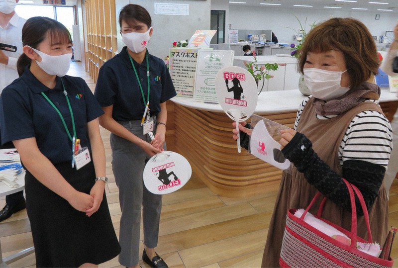 平野美宇選手のシルエットがデザインされたうちわとマスクを受け取る中央市民=山梨県中央市役所で2021年7月28日、梅田啓祐撮影