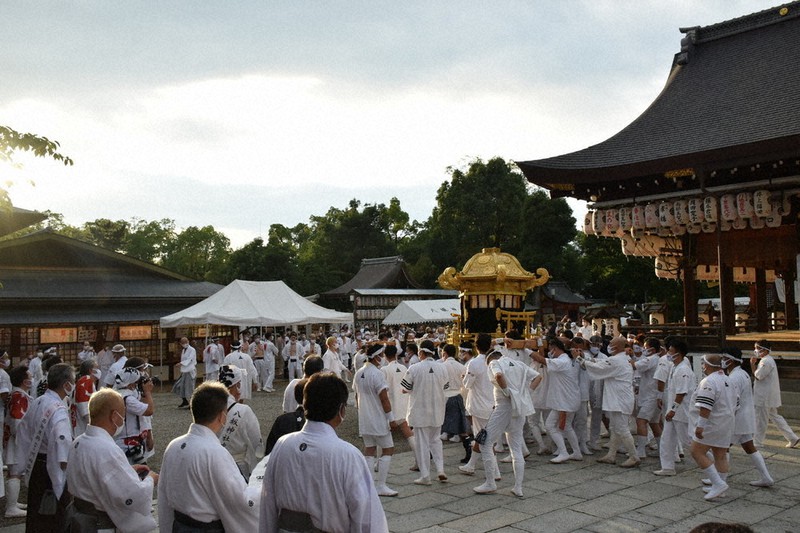 神輿洗式が終わり、神輿庫へと運ばれる中御座=京都市東山区の八坂神社で、南陽子撮影