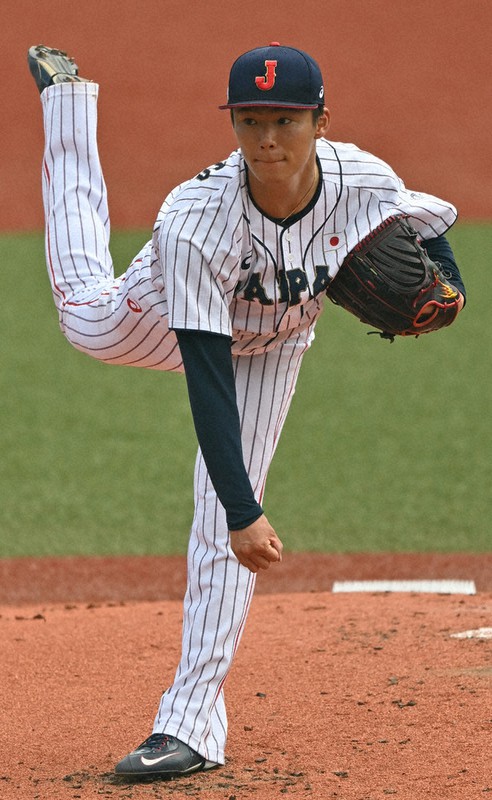 東京五輪野球1次リーグのドミニカ共和国戦に先発して6回無失点と好投した山本由伸投手=福島県営あづま球場で、大西岳彦撮影