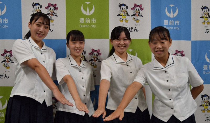健闘を誓う(左から)岡本さん、福田愛梨さん、城戸崎さくらさん、鈴木加奈さん