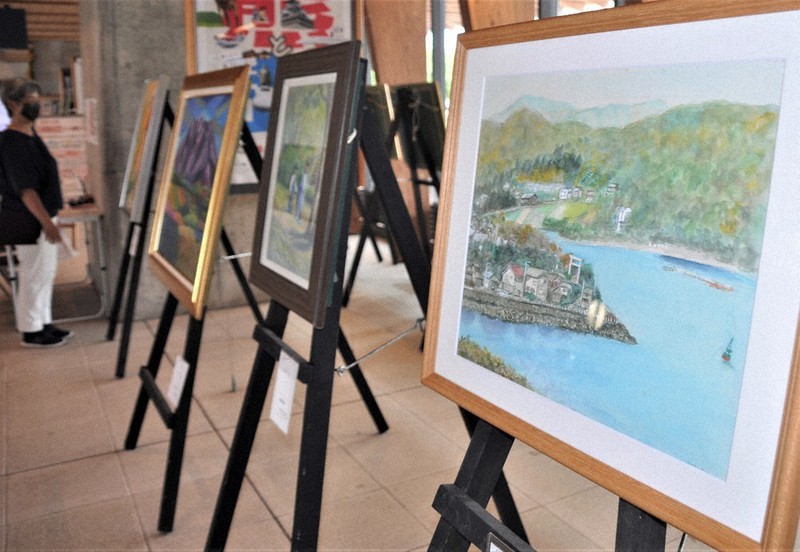身近な風景を描いた絵画が並ぶ展示会場