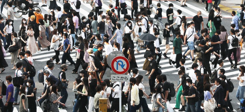 渋谷スクランブル交差点を行き交う大勢の人たち=東京都渋谷区で2021年7月28日午後5時56分、小出洋平撮影
