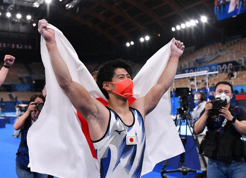 男子個人総合で優勝し笑顔を見せる橋本大輝=2021年7月28日、宮間俊樹撮影