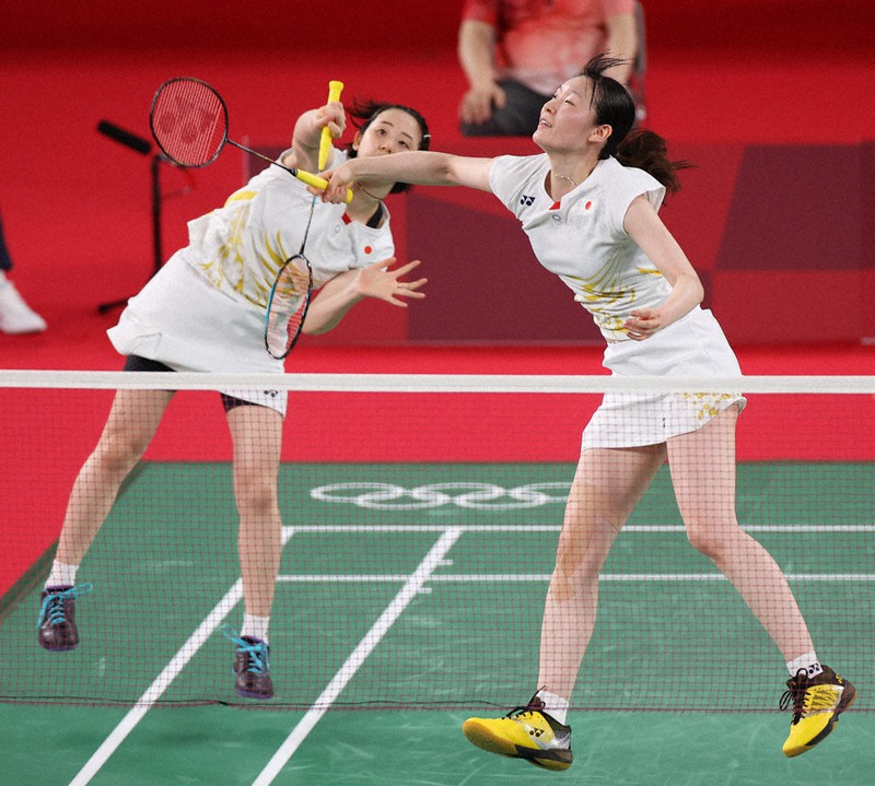 女子ダブルスの準々決勝で第1ゲームを先取された永原和可那(左)、松本麻佑組=2021年7月29日、佐々木順一撮影