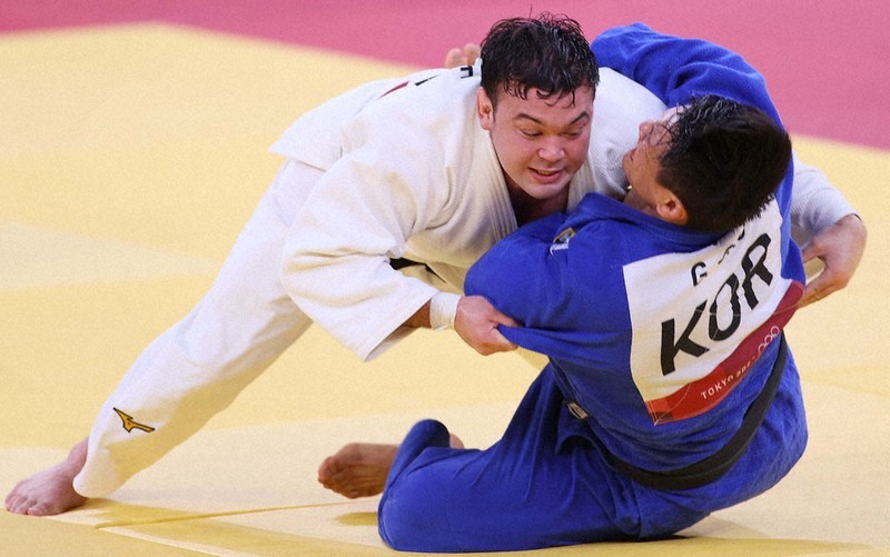 柔道男子100キロ級決勝、韓国の趙グハム(右)から大内刈りで一本を奪うウルフ・アロン=2021年7月29日、宮武祐希撮影
