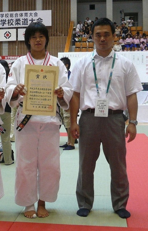高校時代の浜田尚里選手(左)と柔道部顧問の吉村智之さん=吉村さん提供