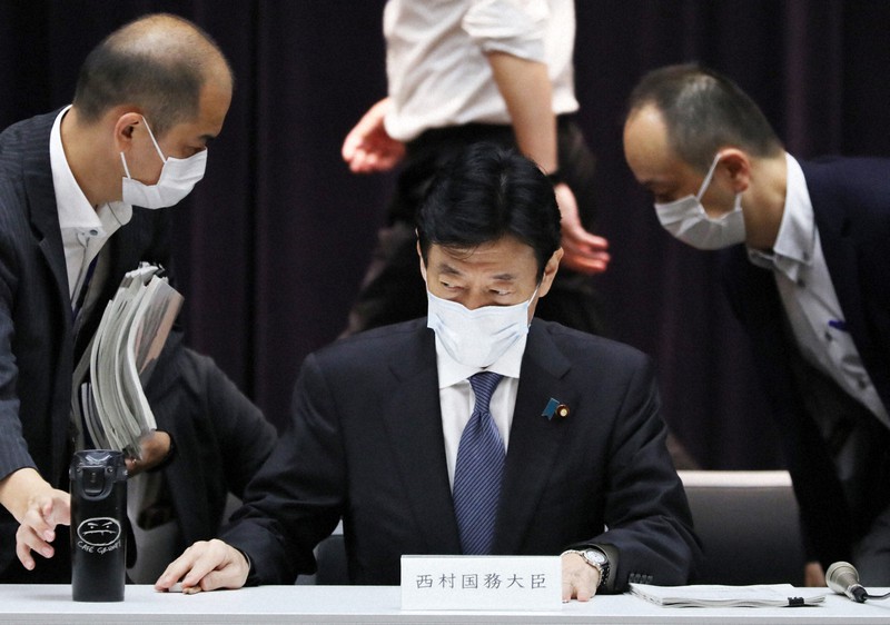 基本的対処方針分科会に臨む西村康稔経済再生担当相(中央)=東京都千代田区で2021年7月30日午前8時32分、小出洋平撮影