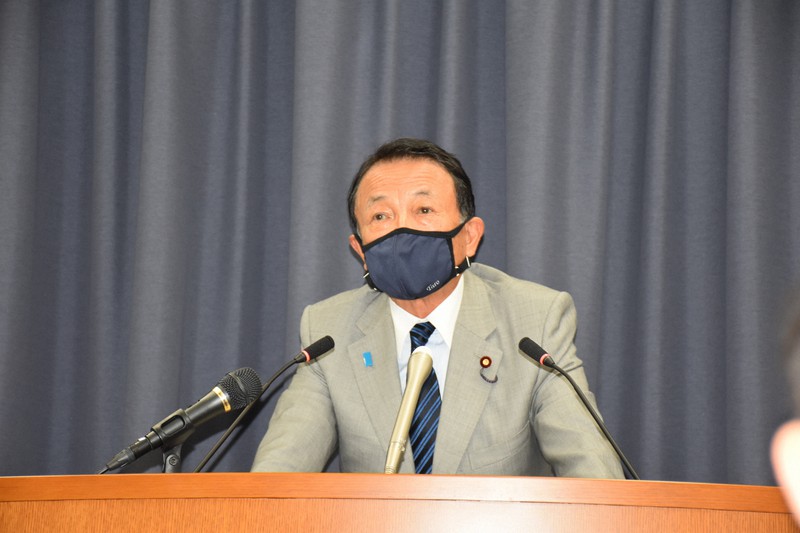 閣議後の記者会見で記者から過去の自身の発言内容について見解を問われ、回答する麻生太郎副総理兼財務相=東京都千代田区の財務省で2021年7月30日午前11時47分、町野幸撮影