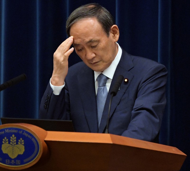 首都圏3県と大阪府への緊急事態宣言発令決定後の記者会見で質問を聞く菅義偉首相=首相官邸で2021年7月30日午後7時28分、竹内幹撮影