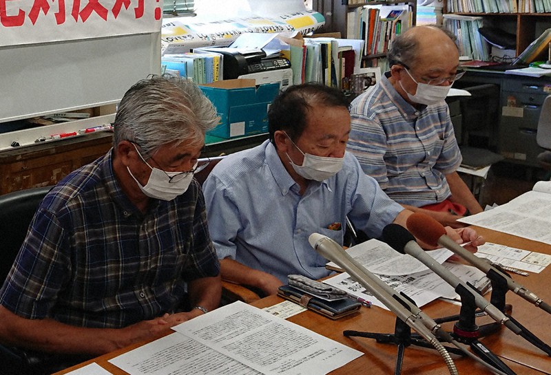 記者会見する「BSL4施設計画の差し止めを求める会」のメンバー=長崎市役所で2021年7月29日午前11時11分、長岡健太郎撮影