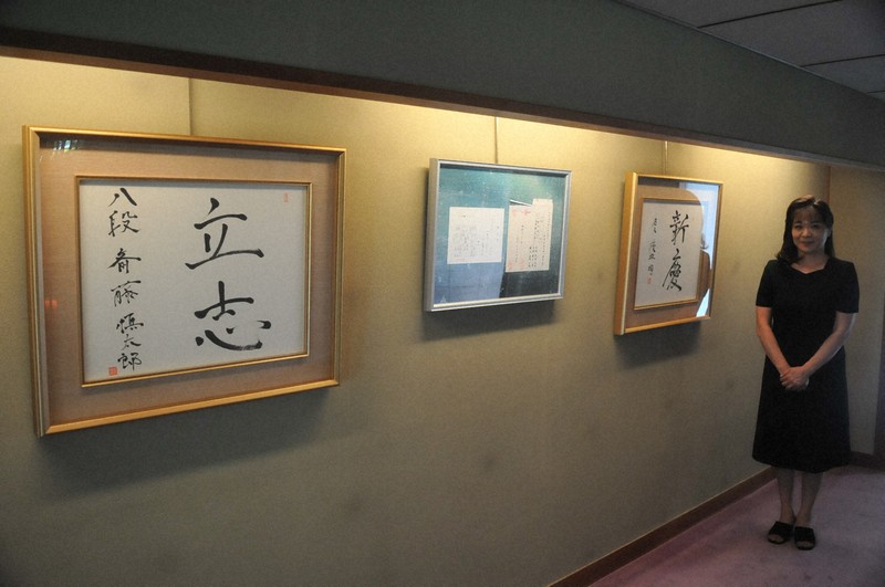渡辺名人と斎藤八段の揮毫・封じ手展示 名人戦会場、長野の旅館