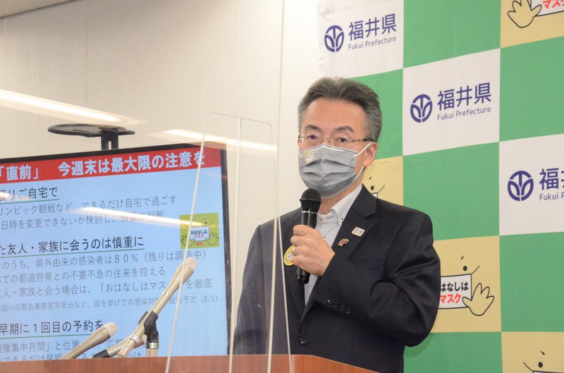 記者会見で報道陣の質問に答える杉本達治・福井県知事=福井市の県庁で2021年7月30日午後4時37分、岩間理紀撮影