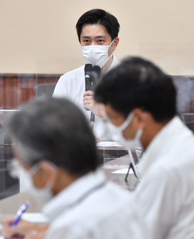 新型コロナウイルス対策本部会議に臨む大阪府の吉村洋文知事(奥)=大阪市中央区で2021年7月30日午後6時37分、木葉健二撮影