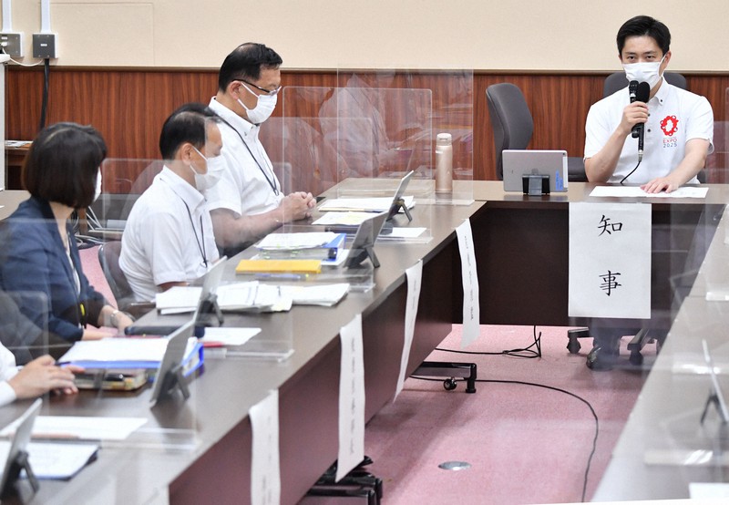 新型コロナウイルス対策本部会議に臨む大阪府の吉村洋文知事(右奥)=大阪市中央区で2021年7月30日午後6時34分、木葉健二撮影