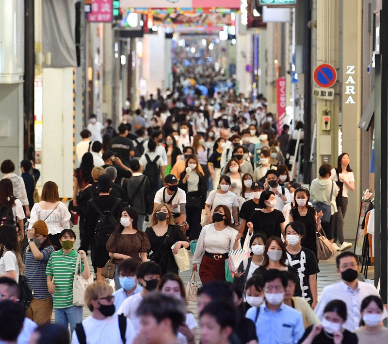 マスク姿でミナミの繁華街を歩く人たち=大阪市中央区で2021年7月30日午後6時58分、望月亮一撮影