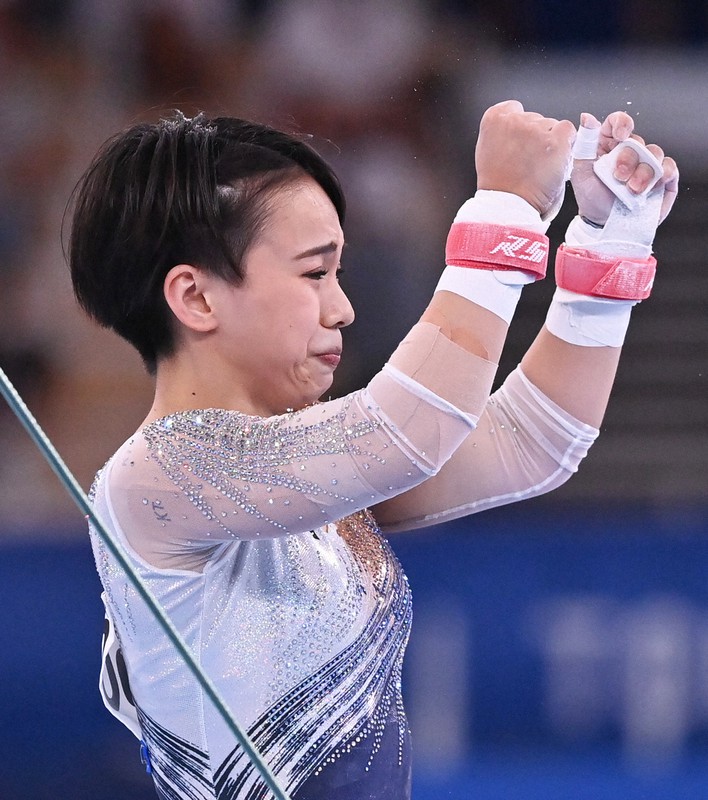 女子個人総合決勝、段違い平行棒の演技を終えて感極まった表情の村上茉愛=有明体操競技場で2021年7月29日、宮間俊樹撮影