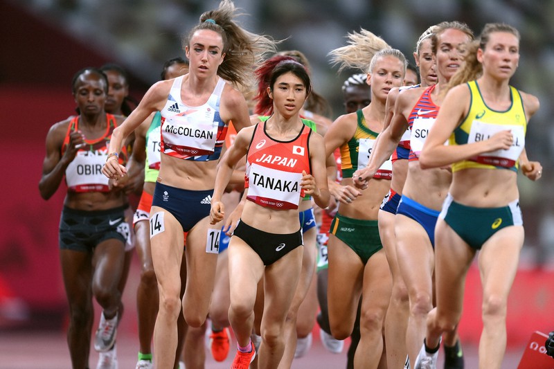 女子5000メートル予選を走る田中希実(中央)=国立競技場で2021年7月30日、久保玲撮影