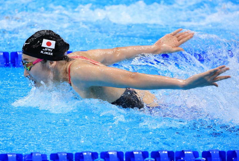 女子400メートルメドレーリレー予選、日本の第3泳者の池江璃花子=東京アクアティクスセンターで2021年7月30日、梅村直承撮影
