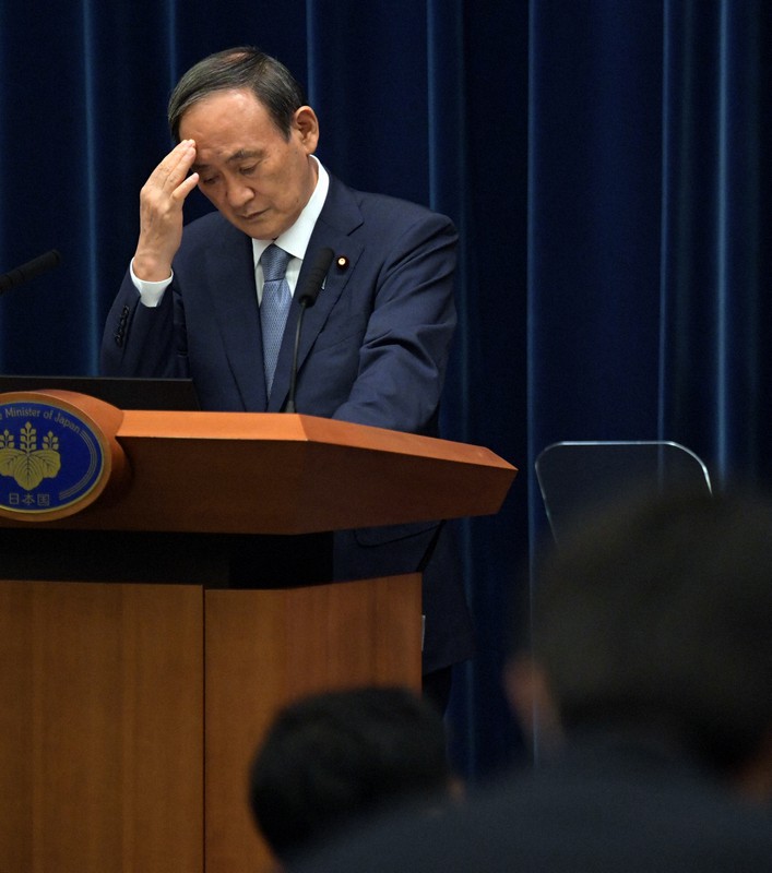 首都圏3県と大阪府への緊急事態宣言発令決定後の記者会見で質問を聞く菅義偉首相=首相官邸で2021年7月30日午後7時28分、竹内幹撮影
