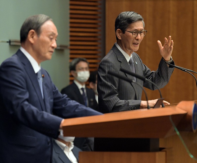 首都圏3県と大阪府への緊急事態宣言発令決定後、記者会見する新型コロナウイルス感染症対策分科会の尾身茂会長(右)。左は菅義偉首相=首相官邸で2021年7月30日午後7時58分、竹内幹撮影