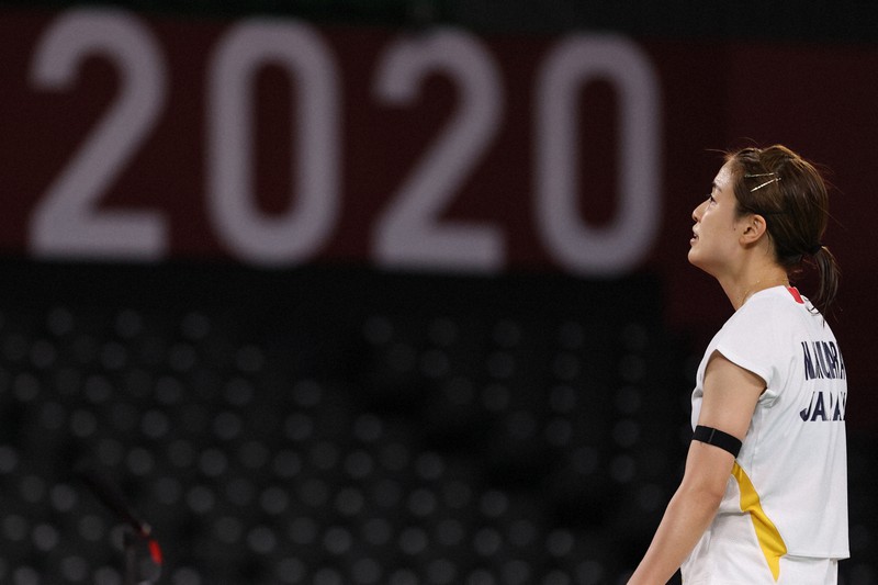 第3ゲーム、ポイントを奪われて肩を落とす奥原希望=武蔵野の森総合スポーツプラザで2021年7月30日午前10時10分、佐々木順一撮影
