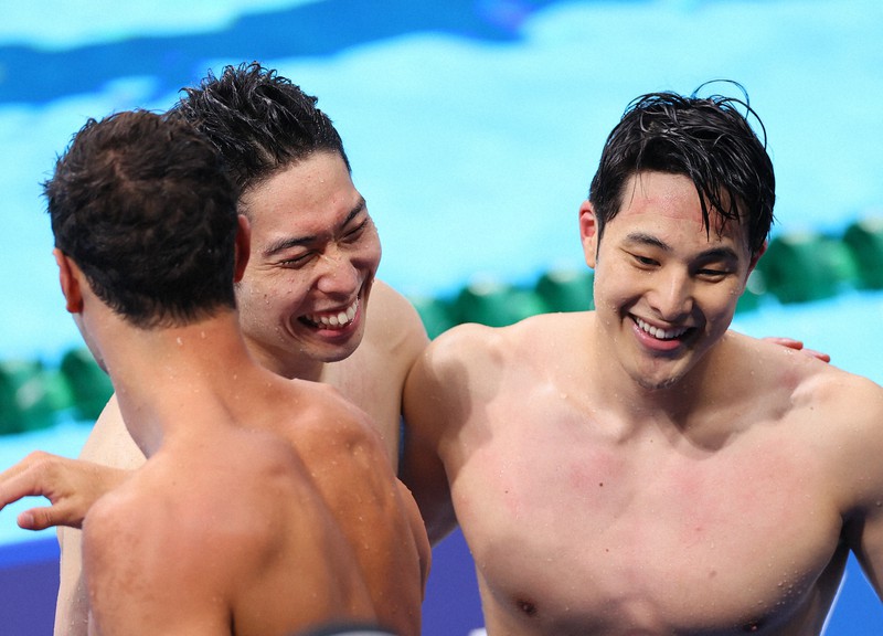 男子200メートル個人メドレー決勝のレースを終え、笑顔を見せる瀬戸大也(右)と萩野公介=東京アクアティクスセンターで2021年7月30日、宮武祐希撮影