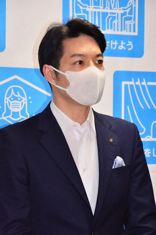 まん延防止等重点措置の適用決定を受け、対策の概要を示す鈴木直道知事=北海道庁で2021年7月30日午後5時32分、米山淳撮影
