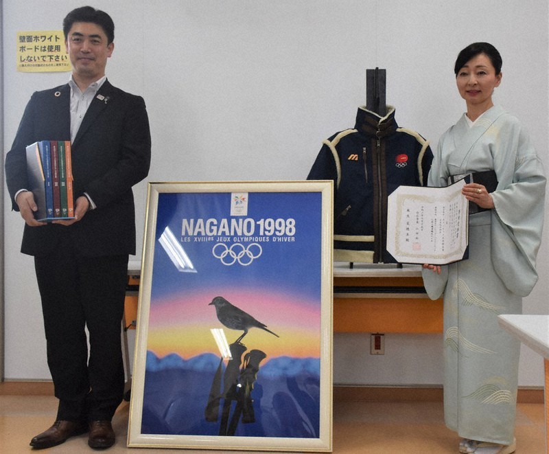 記念品を寄贈した麻生菜穂美さん(右)と山田裕一市長=宮城県白石市で2021年7月15日、面川美栄撮影