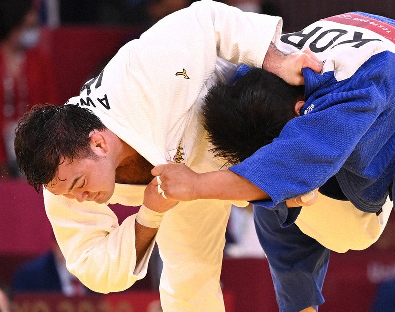 柔道男子100キロ級決勝、韓国の趙グハムを攻めるウルフ・アロン(左)=日本武道館で2021年7月29日、徳野仁子撮影