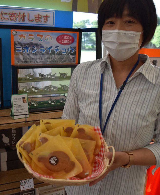 ニホンライチョウをかたどった「雷鳥サブレ」=富山市ファミリーパークで、青山郁子撮影