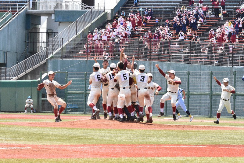 第103回全国高校野球選手権富山大会で優勝し、マウンドに集まる高岡商の選手ら=富山市民球場で、砂押健太撮影