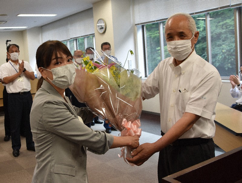 退任式で花束を受け取る福田長治町長=兵庫県猪名川町役場で2021年7月30日午後4時47分、土居和弘撮影